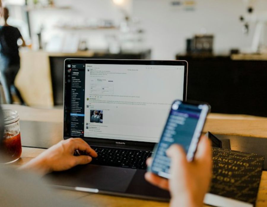 a person performing email management