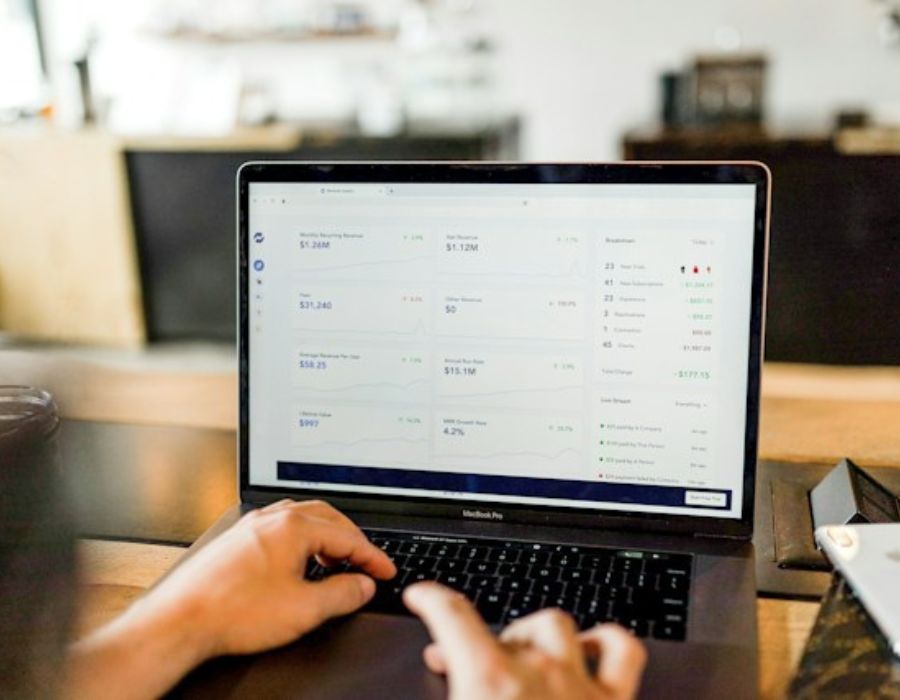 a woman analyzing how a virtual assistant optimizes your online presence