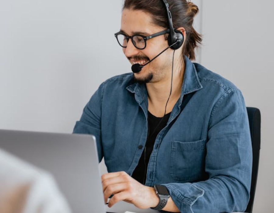 a virtual assistant attending to a client