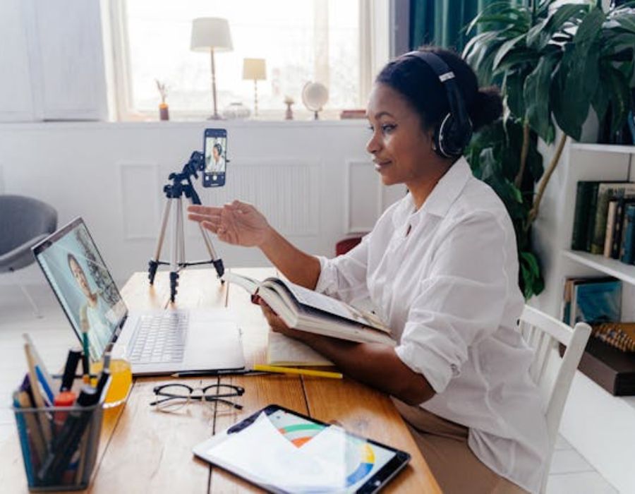 a virtual assistant talking to a client over the skype